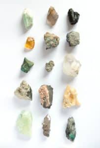 Different minerals lined up in three columns
